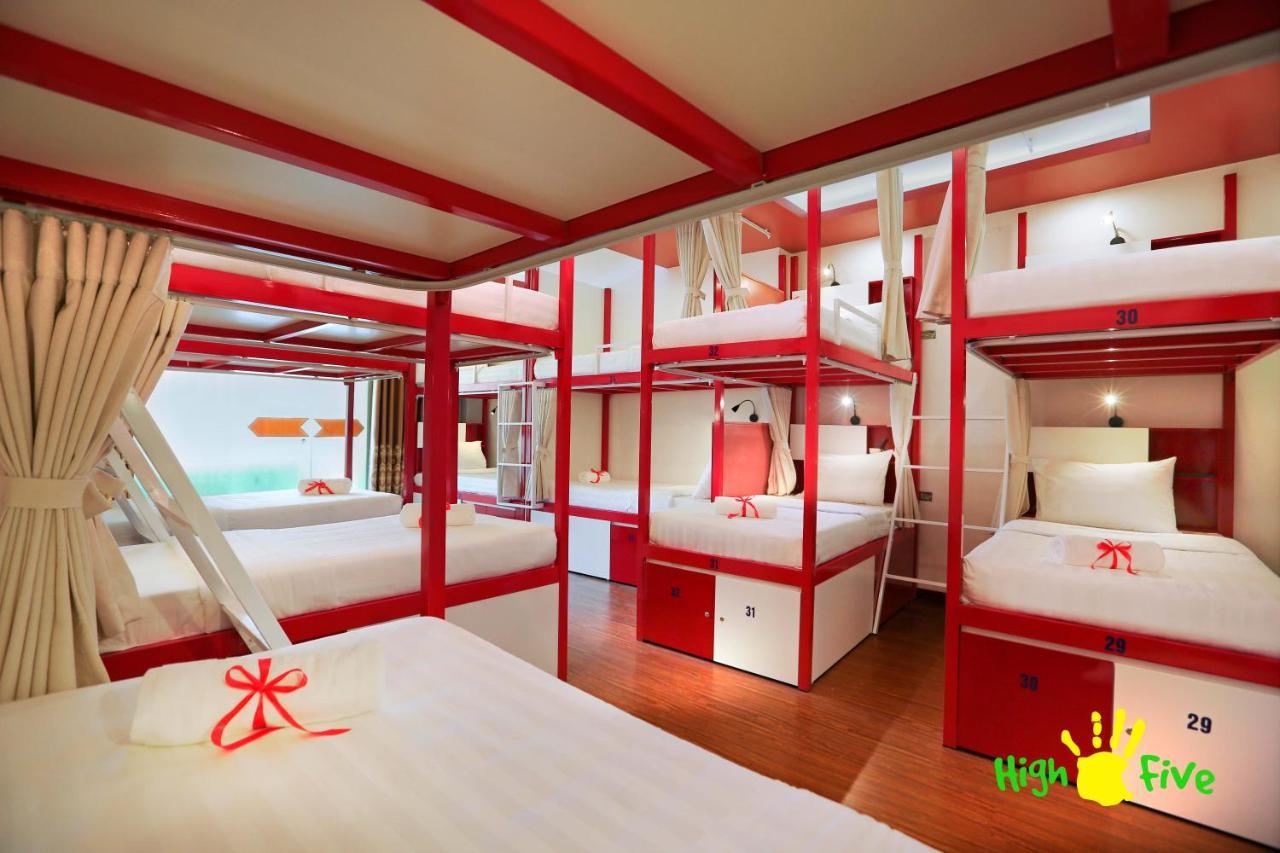 Hostel High Five *