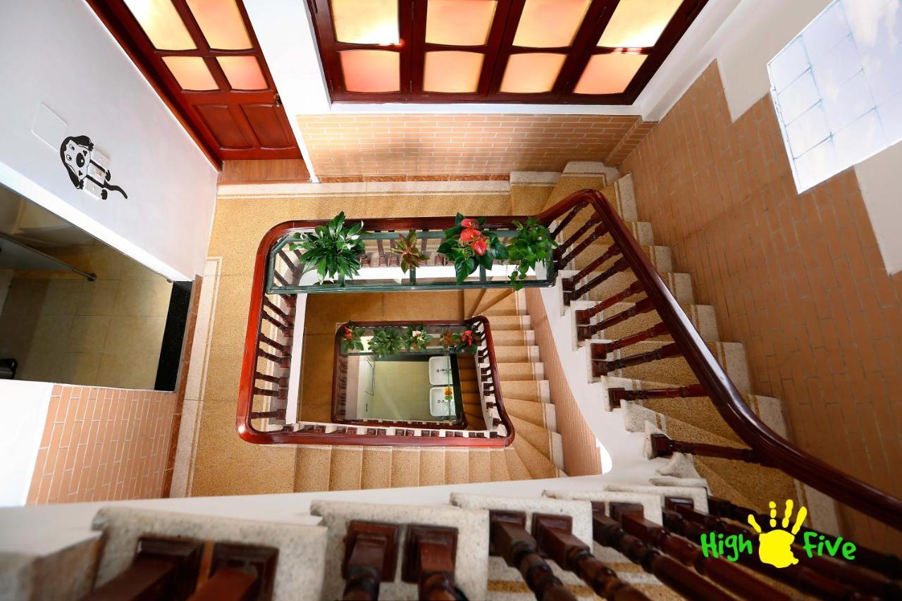 Hostel High Five