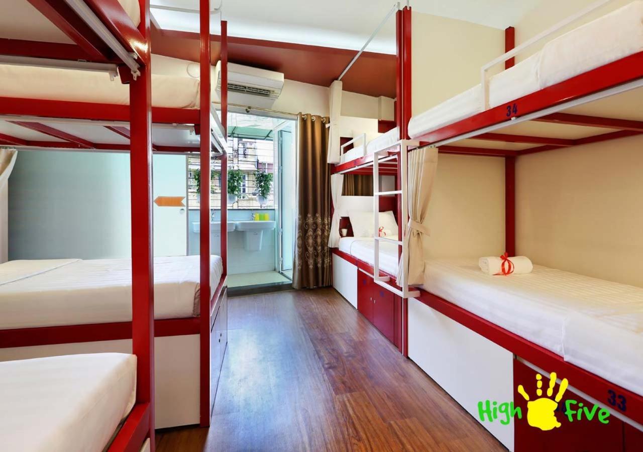Hostel High Five *