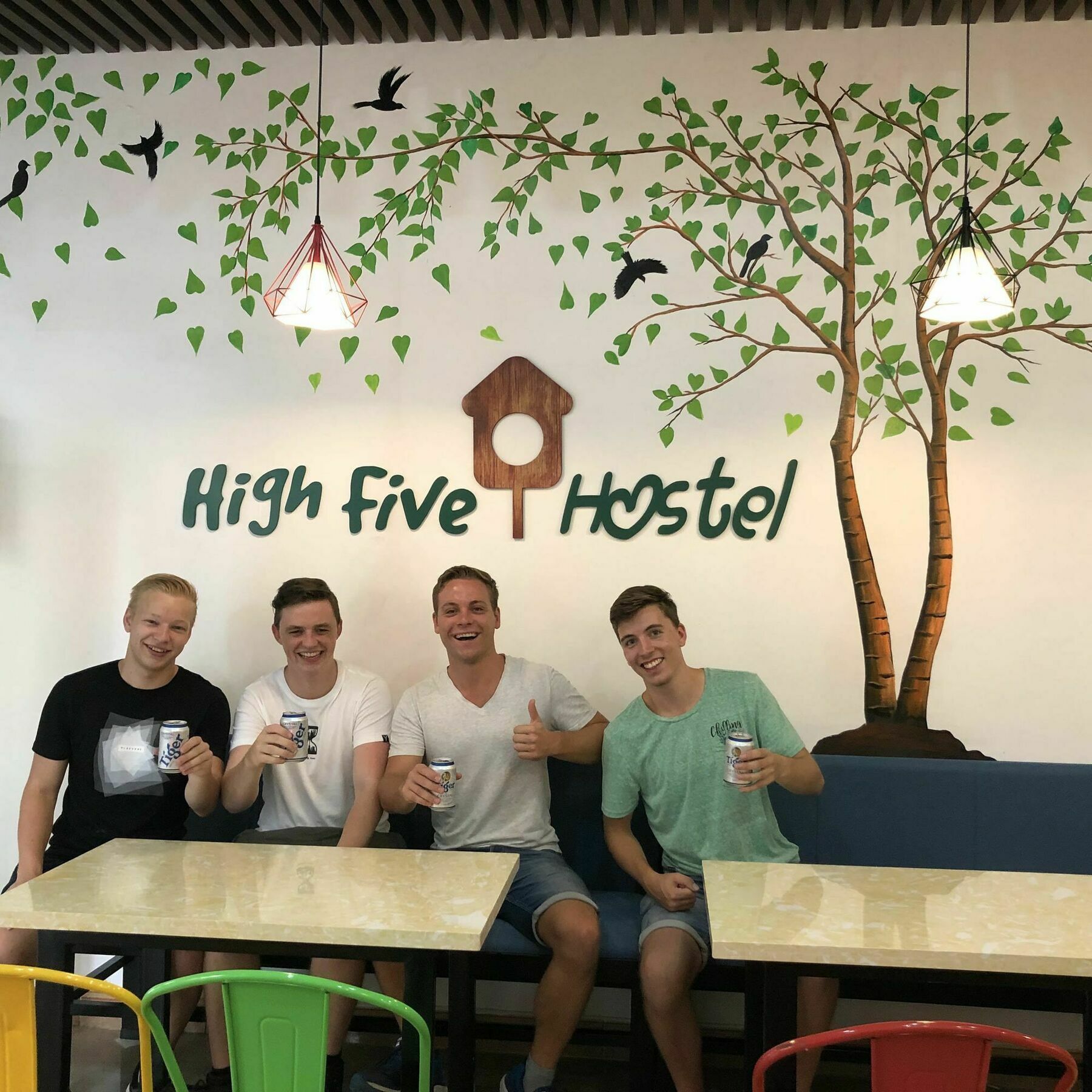 Hostel High Five *